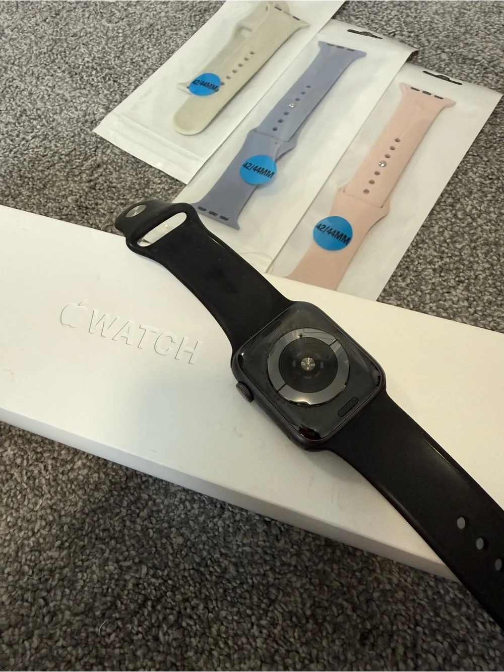 Apple Watch Series 4 (44mm) - with 3 additional bands (42/44mm)